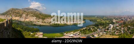 Panoramablick über den Fluss Buna und die Buna-Brücke, Shkoder, Albanien Stockfoto