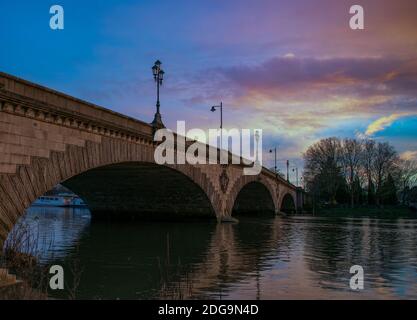 Kew Bridge bei Sonnenuntergang Stockfoto