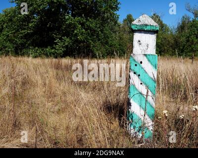 Ein Meilenstein im Feld. Symbol des Zielpunktes, des Ziels. Stockfoto