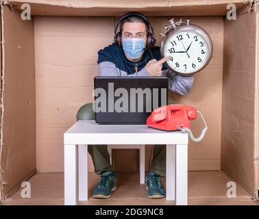 Geschäftsmann hält eine Uhr und informiert Sie über Verspätung Stockfoto