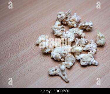 Felsen von Crack Kokain Droge auf der Tischplatte Stockfoto