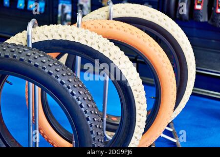 Fat Fahrradreifen ein Sortiment im Store. Stockfoto