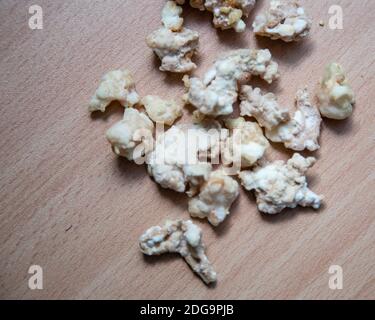 Felsen von Crack Kokain Droge auf der Tischplatte Stockfoto