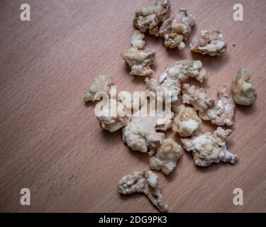 Felsen von Crack Kokain Droge auf der Tischplatte Stockfoto