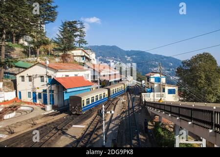 Indien, Nordwestindien, die Kalka-Shimla-Eisenbahn, der Himalaya Queen-Spielzeugzug am Shimla-Bahnhof Stockfoto