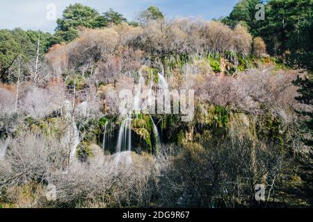 Cuervo Quelle Wasserfälle mit Vegetation und Seidenwasser mit Bewegung Cuenca Spanien Stockfoto