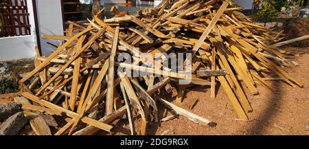 Zerbrochene lange Stücke von Baumstamm. Zerbrochene Holzstücke schließen. Holzspan aus Kiefernholz. Zerbrochen in Stücke und Splitter Baumstamm, Nahaufnahme von Th Stockfoto