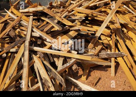 Zerbrochene lange Stücke von Baumstamm. Zerbrochene Holzstücke schließen. Holzspan aus Kiefernholz. Zerbrochen in Stücke und Splitter massiver Baumstamm, Nahaufnahme f. Stockfoto