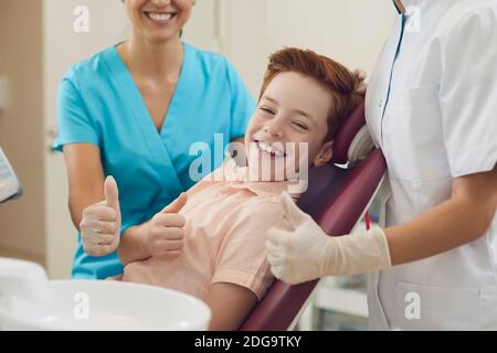 Empfang von pädiatrischen Zahnarzt im Büro. Gesundes Lächeln und Zähne. Stockfoto