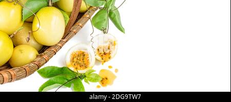 Korb von frischen reifen gelben Maracuja oder Passionsfrucht mit grünen Blättern, isoliert auf weißem Hintergrund , Banner Stockfoto