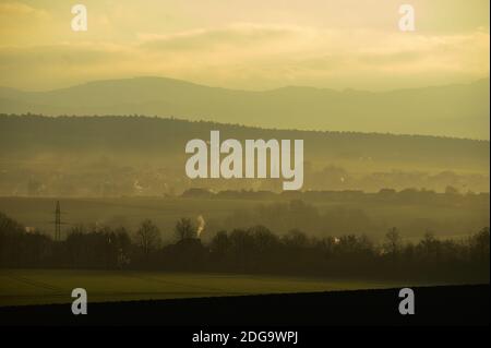 Fulda, Deutschland. Dezember 2020. Blick vom Fulda Bezirk Dietershan bei Sonnenaufgang auf die Höhen des Naturparks Hessische Rhön. Im Vordergrund steht die kleine Stadt Marbach. Quelle: Andreas Arnold/dpa/Alamy Live News Stockfoto