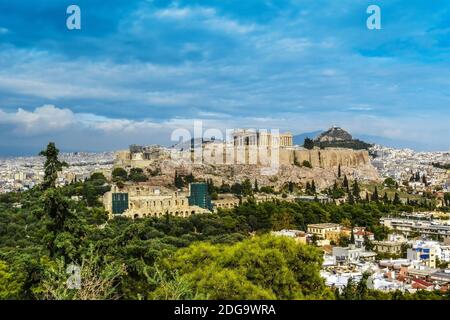 Blick auf eine Akropolis, ein Amphitheater und den Berg Lycabettus in Athen Stockfoto