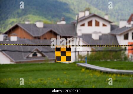 Russland. Region Krasnodar. Sicherheitszaun in der Nähe von Wohngebäuden im Hochland. Stockfoto