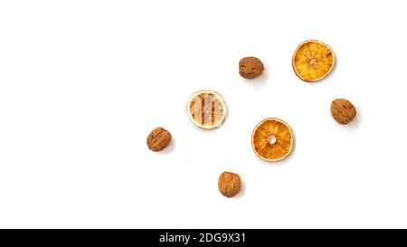 Walnüsse und trockene Orangen auf weißem Hintergrund - Draufsicht Stockfoto