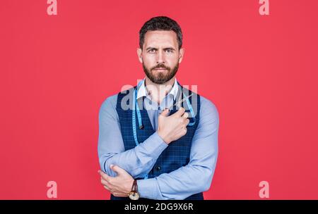 Geschickter Handwerker Schneider mit tapemeasure halten Schere für Schneiderei, Schneiderei. Stockfoto