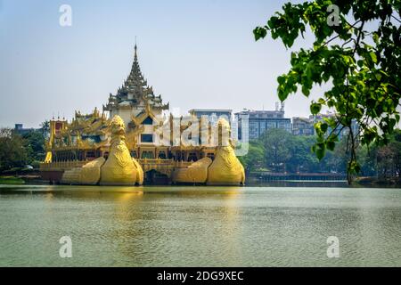 Karaweik Royal Barge auf Kandawgyi See in Yangon, Burma, Myanmar Stockfoto