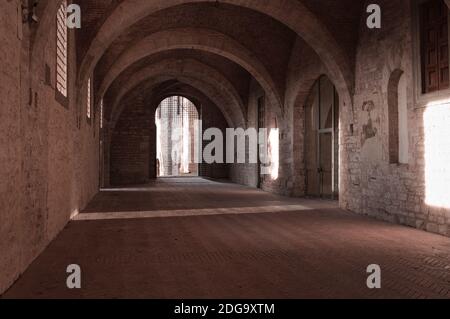 Lichtspiele, die durch die Fenster im Palazzo Ducale in Gubbio (Umbrien, Italien, Europa) filtern Stockfoto