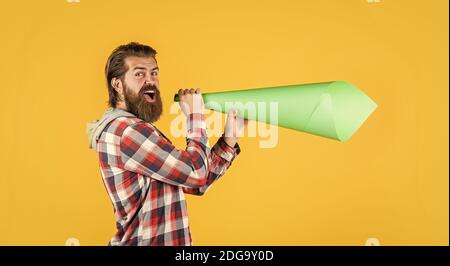 Nicht schweigen. Abstimmen. Drängen Sie die Öffentlichkeit. Haben Sie keine Angst, Ihre Meinung zu äußern. Freier Mann schreit in Megaphon. Schöner Mann, der durch Lautsprecher schreit. Laute Ansage. Stockfoto