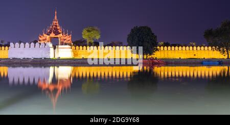 Panorama des Königspalastes beleuchtet in der Nacht in Mandalay Burma, Myanmar Stockfoto