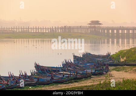 U-Bein Brücke im Nebel, in Amarapura, Mandalay, Burma Myanmar Stockfoto