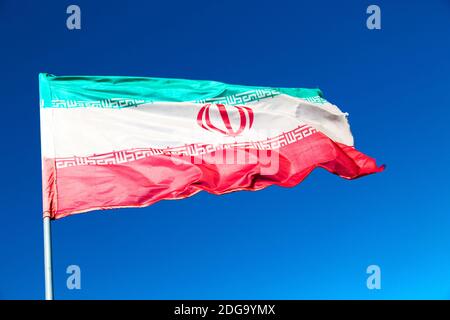 Im iran schwenken iranische Flagge Stockfoto