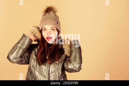 Ich kann nicht glauben, dass in Ihm. happy Winter Urlaub. Weihnachten kommen. Schönheit im Winter Kleidung. Saison einkaufen. Mädchen in Beanie-mütze. fellimitat Mode. Frau in gepolsterten warmen Mantel. Grippe und kalt. saisonale Mode. Stockfoto