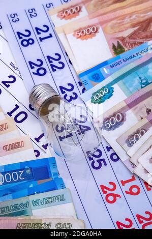 Kalender und russisches Geld, Glühbirne und Kalender, Lampe und Geld, russisches Geld Stockfoto