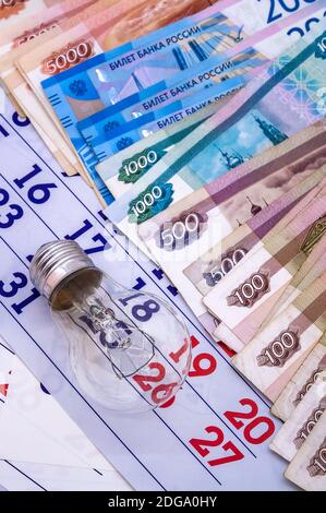 Kalender und russisches Geld, Glühbirne und Kalender, Lampe und Geld, russisches Geld Stockfoto