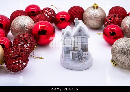 Im neuen Jahr in einem neuen Haus, Kauf eines neuen Hauses, Weihnachtsspielzeug und ein Haus Stockfoto