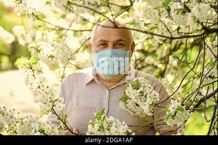 Allergische Reaktion oder Form der Überempfindlichkeit. Pandemiekonzept. Begrenzen Sie die Ausbreitung von Infektionen. Gesichtsmaske für ältere Männer. Atemmaske. Asthma-Konzept. Atembeschwerden. Atembeschwerden. Stockfoto