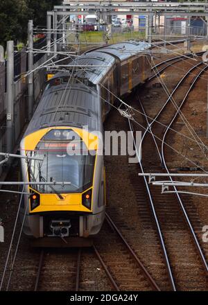 Ein Auckland Transport Train Fährt Von Der Britomart Station, Auckland, Neuseeland Ab Stockfoto