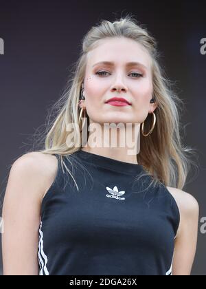 Die deutsche Sängerin Carolin Niemczyk vom Duo Glasperlenspiel bei Stars Kostenlos 19.08.18 in Magdeburg Stockfoto