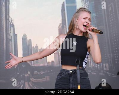 Die deutsche Sängerin Carolin Niemczyk vom Duo Glasperlenspiel bei Stars Kostenlos 19.08.18 in Magdeburg Stockfoto