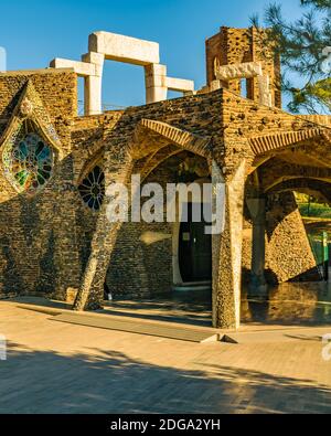 Guell Crypt Exterior, Katalonien, Spanien Stockfoto