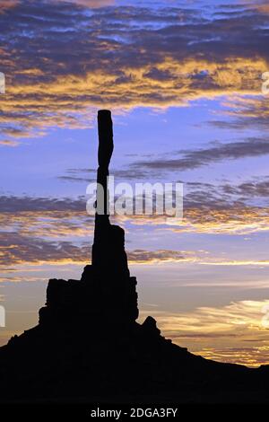 Sonnenaufgang mit 'Totem Pole' im Gegenlicht, Monument Valley, Arizona, USA, Totempfahl, Stockfoto