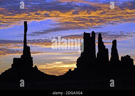 Sonnenaufgang mit 'Totem Pole' im Gegenlicht, Monument Valley, Arizona, USA, Totempfahl, Stockfoto