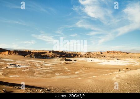 Erodierte orangefarbene Felsen und Wüstenklippen, die Gesteinsschichten zeigen, im Valle de la Luna, Tal des Mondes, Atacama Wüste, Nordchile Stockfoto