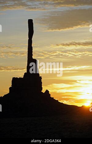 Sonnenaufgang mit 'Totem Pole' im Gegenlicht, Monument Valley, Arizona, USA, Totempfahl, Stockfoto