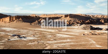 Erodierte orangefarbene Felsen und Wüstenklippen, die Gesteinsschichten zeigen, im Valle de la Luna, Tal des Mondes, Atacama Wüste, Nordchile Stockfoto