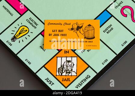 Eine Monopoly Community Chest Get Out of Jail Free-Karte Neben dem in Jail/Just Visiting Square Stockfoto