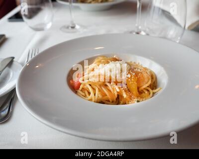 Teller mit aromatischen Nudeln und Meeresfrüchten. Draufsicht, Nahaufnahme. Leckeres und gesundes Essen Konzept Stockfoto