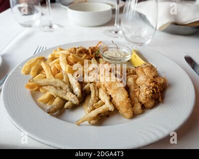 Teller mit aromatischen Nudeln und Meeresfrüchten. Draufsicht, Nahaufnahme. Leckeres und gesundes Essen Konzept Stockfoto