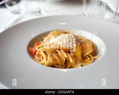 Teller mit aromatischen Nudeln und Meeresfrüchten. Draufsicht, Nahaufnahme. Leckeres und gesundes Essen Konzept Stockfoto