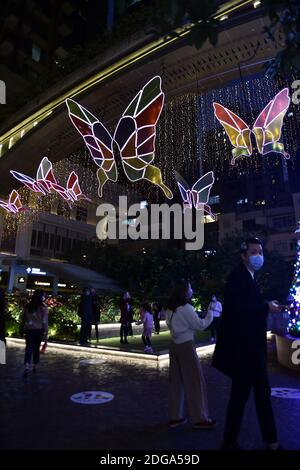 Hongkong, China. Dezember 2020. Menschen fotografieren die Lichtinstallation auf der Lee Tung Street in Wan Chai, Hongkong, Südchina, 8. Dezember 2020. Kürzlich wurde eine große KI-Lichtinstallation mit dem Thema "Schmetterlinge der Hoffnung" in der Lee Tung Street, Wan Chai, enthüllt, bei der das Licht je nach Zeit, Wetter, Temperatur und Luftfeuchtigkeit wechselt. Kredit: Lo Ping Fai/Xinhua/Alamy Live Nachrichten Stockfoto