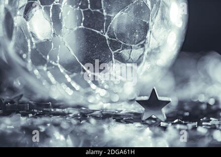 Makro Foto von gerissenen glas kugel Silver Star mit Licht bokeh Stockfoto
