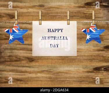 Schöne Girlande mit kleinen australischen Flaggen. Nahaufnahme, keine Personen, strukturierte Oberfläche. Herzlichen Glückwunsch an Familie, Verwandte, Freunde und Kollegen Stockfoto