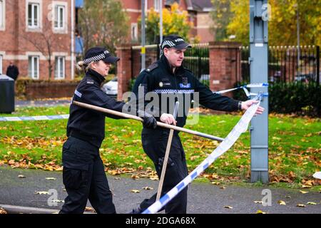 Am 24. Oktober 2020 hörten Anwohner Schüsse auf einer Straße in Winson Green, Birmingham. Die Polizei sperrte die Straße für etwa 12 Stunden ab, während Ermittlungen und Untersuchungen mit Fingerspitzen von spezialisierten Einsatzeinheiten der West Midlands Police durchgeführt wurden Stockfoto