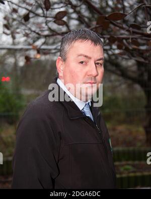 Glasgow, Schottland, Großbritannien. Dezember 2020. Im Bild: Thomas Thompson vom Stadtrat von Glasgow. Simba Charity's Tree of Tranquility und ihre reich verzierte Bank wurden schwer verwüstet und in Brand gesetzt, indem Vandalen ihren Zigarettenanzünder zurückließen. Verzweifelt und trauernden Eltern, Kat und Fraser machten die schreckliche Entdeckung, als sie Simbas Gedenkgarten besuchten. Zu ihrem Entsetzen wurde der Ast, der den Namen ihres Babys auf einem seiner Blätter hatte, zerstört und vom Baum gerissen. Quelle: Colin Fisher/Alamy Live News Stockfoto