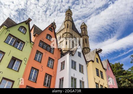 Bunte alte Häuser und Kirchturm am Fischmarkt in Köln, Deutschland
