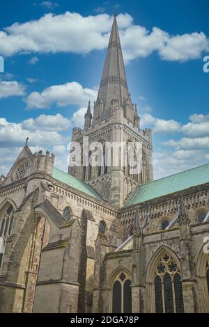 Blick auf die Chichester Kathedrale, formell bekannt als die Kathedrale Kirche der Heiligen Dreifaltigkeit. Stockfoto